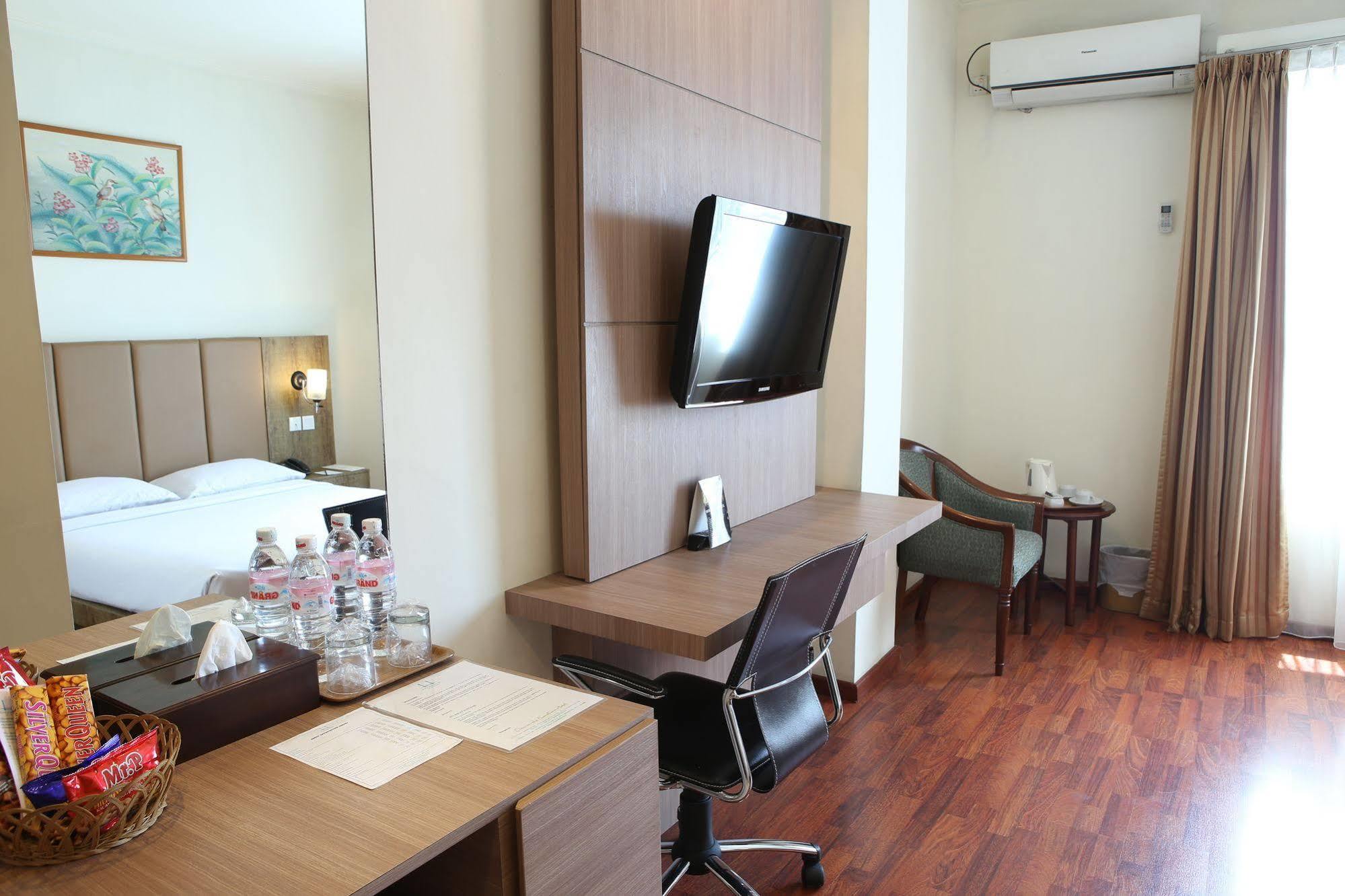 Hotel Anugerah Palembang Exterior photo